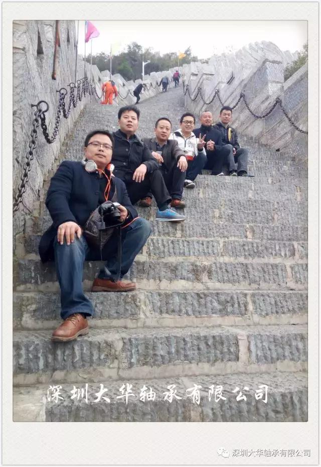 古城墻，坐在最前邊的是號稱體重130的時尚達人—九哥